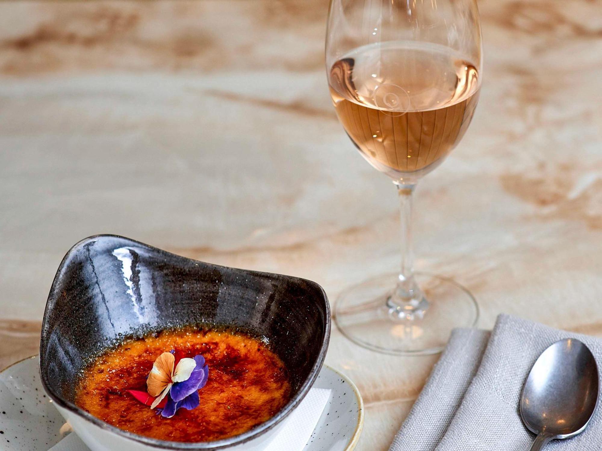 The Sebel Quay West Suites Сидней Экстерьер фото A glass of orange wine